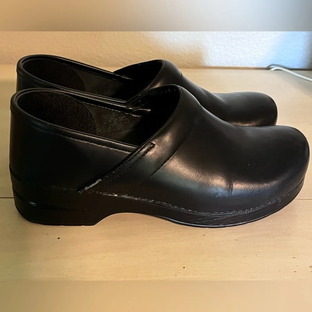 Dansko Women’s Clogs Black - Picture 2 of 6